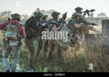 Mitglieder der 7. Special Forces Group (Airborne) führen zusammen mit den litauischen Nationalen Verteidigungsfreiwilligen Kräften (NDVF) in Hohenfels, Bayern, am 5. September 2021, eine Schlingentraining, Aufklärungs- und Direkteinweisung durch. Der NDVF trainiert gemeinsam mit der 7. Group die Interoperabilität und bereitet sich auf zukünftige bilaterale Übungen vor. (Foto DER US-Armee von SPC Aaron Schäfer) Stockfoto