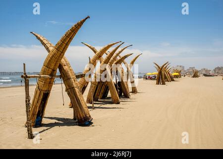 Caballitos de Totoro (traditionelle Schilfboote) am Pimentel Beach, Chiclayo, Provinz Chiclayo, Peru. Stockfoto