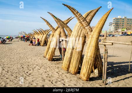 Caballitos de Totoro (traditionelle Schilfboote) am Pimentel Beach, Chiclayo, Provinz Chiclayo, Peru. Stockfoto