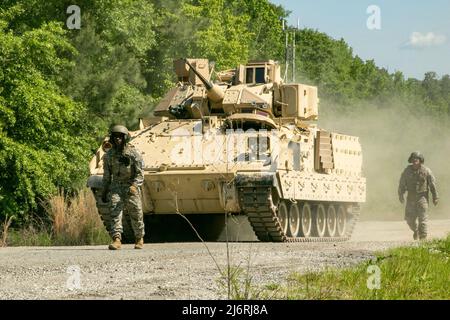 Personal Sgt. Julian Gaitor, ein Kampffahrzeugkommandant der M2A3 Bradley, und SPC. Tyler McGinnis, ein Bradley-Schütze, beide zugewiesen zu 3. Bataillon, 67. Panzerregiment, 2. Panzerbrigade-Kampfteam, 3. Infanterie-Division, Boden führt ihr Fahrzeug nach dem Abschuss auf einem Bereich als Teil der Tabelle VI während des Sullivan Cup in Fort Benning, Georgia, 3. Mai 2022. Der Sullivan Cup unterstreicht und bestätigt die Ausbildung und Ausbildung, die erforderlich ist, um die neuesten Fortschritte der Rüstungsmodernisierung zur Unterstützung von Kampfteams der Panzerbrigade und Kavallerieformationen einzusetzen. (USA Armeefoto von Sgt. William Griffen, 50 Stockfoto