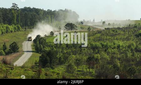 Während des Sullivan Cup in Fort Benning, Georgia, am 3. Mai 2022, fährt eine Crew mit einem Kampffahrzeug der Marke M2A3 Bradley vom Abschuss auf einer Strecke zurück. Der Sullivan Cup unterstreicht die Kompetenz unserer Panzer- und Bradley-Crews, die in Fort Benning starten. (USA Armeefoto von Sgt. William Griffen, 50. Public Affairs Detachment) Stockfoto