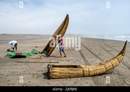 Einheimische Fischer Bereiten Sich Auf Das Angeln In Ihren Caballitos De Totora (Traditionelle Schilfboote), Santa Rosa Beach, Chiclayo, Provinz Chiclayo, Peru Vor. Stockfoto