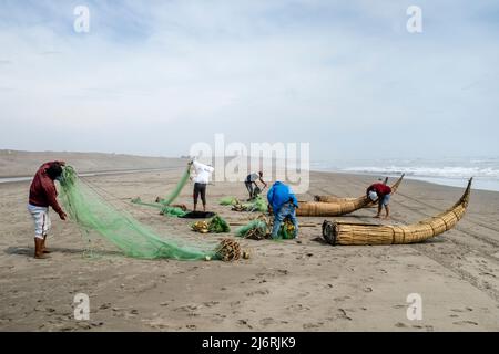 Einheimische Fischer Bereiten Sich Auf Das Angeln In Ihren Caballitos De Totora (Traditionelle Schilfboote), Santa Rosa Beach, Chiclayo, Provinz Chiclayo, Peru Vor. Stockfoto