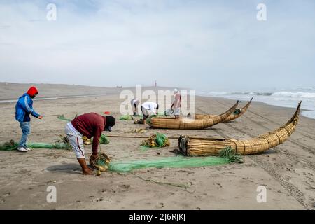 Einheimische Fischer Bereiten Sich Auf Das Angeln In Ihren Caballitos De Totora (Traditionelle Schilfboote), Santa Rosa Beach, Chiclayo, Provinz Chiclayo, Peru Vor. Stockfoto