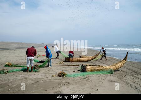 Einheimische Fischer Bereiten Sich Auf Das Angeln In Ihren Caballitos De Totora (Traditionelle Schilfboote), Santa Rosa Beach, Chiclayo, Provinz Chiclayo, Peru Vor. Stockfoto