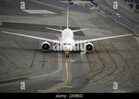 Eine Air France Boeing 777-Passagierflugmaschine fährt am San Francisco International Airport in Kalifornien ein Taxi. Stockfoto