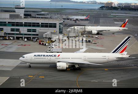 Eine Air France Boeing 777-Passagierflugmaschine fährt am San Francisco International Airport in Kalifornien ein Taxi. Stockfoto