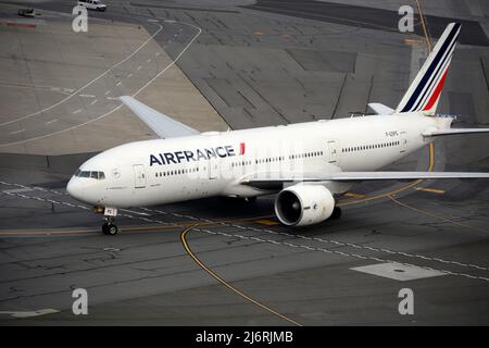 Eine Air France Boeing 777-Passagierflugmaschine fährt am San Francisco International Airport in Kalifornien ein Taxi. Stockfoto