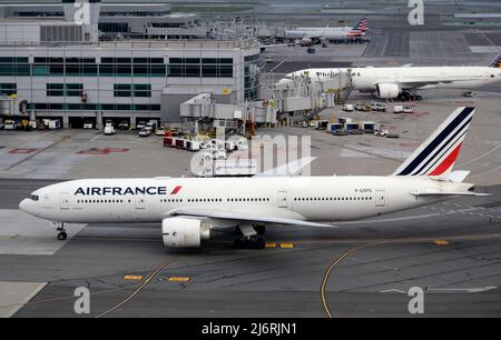 Eine Air France Boeing 777-Passagierflugmaschine fährt am San Francisco International Airport in Kalifornien ein Taxi. Stockfoto