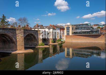 Die alte Brücke und die moderne Charles Bar liegen am Ufer des Flusses Wye, Hereford, Herefordshire, England. Stockfoto