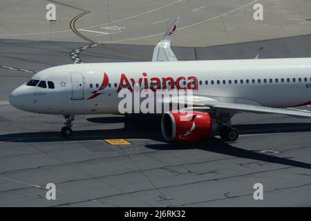 Ein Airbus A320 von Avianca Airlines nimmt Taxis am San Francisco International Airport in San Francisco, Kalifornien, ein. Stockfoto