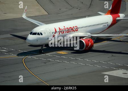 Ein Airbus A320 von Avianca Airlines nimmt Taxis am San Francisco International Airport in San Francisco, Kalifornien, ein. Stockfoto