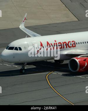 Ein Airbus A320 von Avianca Airlines nimmt Taxis am San Francisco International Airport in San Francisco, Kalifornien, ein. Stockfoto
