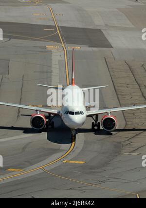 Ein Airbus A320 von Avianca Airlines nimmt Taxis am San Francisco International Airport in San Francisco, Kalifornien, ein. Stockfoto