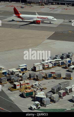 Ein Airbus A320 von Avianca Airlines nimmt Taxis am San Francisco International Airport in San Francisco, Kalifornien, ein. Stockfoto