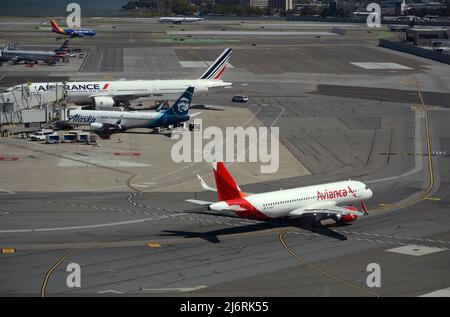 Ein Airbus A320 von Avianca Airlines nimmt Taxis am San Francisco International Airport in San Francisco, Kalifornien, ein. Stockfoto