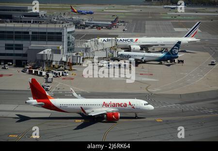 Ein Airbus A320 von Avianca Airlines nimmt Taxis am San Francisco International Airport in San Francisco, Kalifornien, ein. Stockfoto