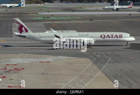 Ein Qatar Airways Airbus A350 Passagierflugzeugtaxi am San Francisco International Airport in San Francisco, Kalifornien. Stockfoto