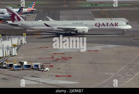 Ein Qatar Airways Airbus A350 Passagierflugzeugtaxi am San Francisco International Airport in San Francisco, Kalifornien. Stockfoto