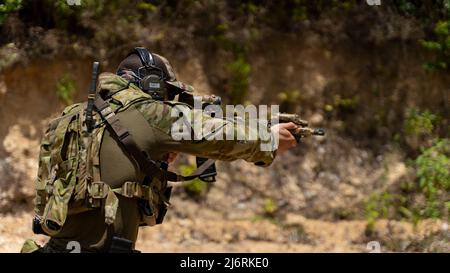 Ein australischer Operator mit 2. Commando Regiment, Special Operations Command nimmt an einem Live-Feuerherd während der Balakitan 22 in El Nido, Palawan, Philippinen, 30. März 2022 Teil. Balikatan ist eine jährliche Übung zwischen den Streitkräften der Philippinen und dem US-Militär, die darauf ausgerichtet ist, bilaterale Interoperabilität, Fähigkeiten, Vertrauen und Zusammenarbeit zu stärken, die über Jahrzehnte gemeinsamer Erfahrungen aufgebaut wurde. Balikatan, Tagalog für ‘„Schulter an Schulter“, ist eine seit langem bestehende bilaterale Übung zwischen den Philippinen und den Vereinigten Staaten, die die tief verwurzelte Partnerschaft zwischen beiden Ländern unterstreicht Stockfoto