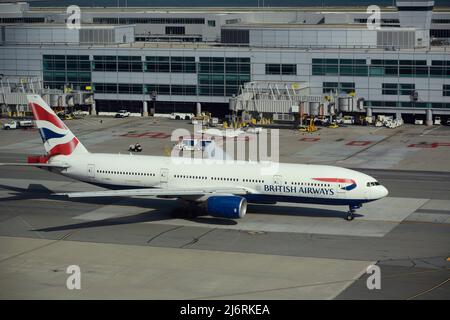 Eine Boeing 777 von British Airways führt Taxis am San Francisco International Airport in San Francisco, Kalifornien. Stockfoto