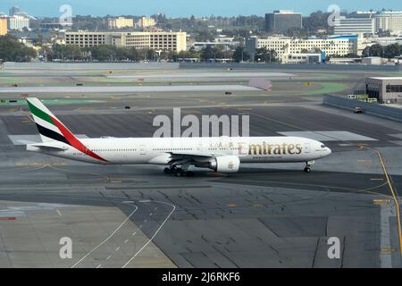 Eine Emirates Boeing 777-Passagiermaschine fährt am San Francisco International Airport in San Francisco, Kalifornien, ein Taxi. Stockfoto