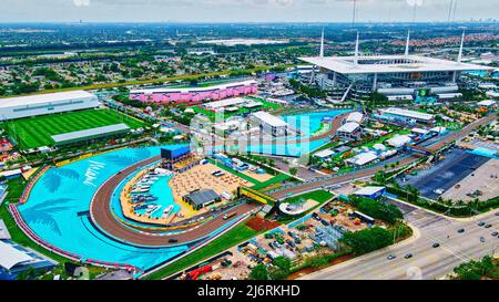 Miami Gardens, FL, USA. 3. Mai 2022. Luftaufnahme auf F1 Circuit und Hard Rock Stadium, fast bereit für das Formel 1 Crypto.com Miami Grand Prix Wochenende am 6-8 2022. Mai. Miami wird der Austragungsort der Weltmeisterschaft F1 in den Vereinigten Staaten von 11.. Kredit: Yaroslav Sabitov/YES Market Media/Alamy Live Nachrichten Stockfoto