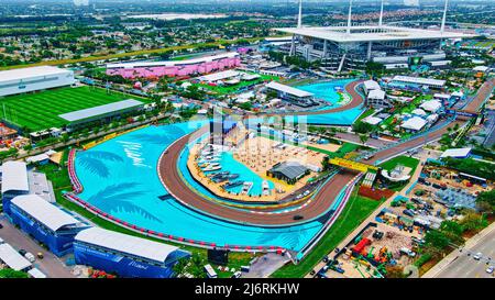 Miami Gardens, FL, USA. 3. Mai 2022. Luftaufnahme auf F1 Circuit und Hard Rock Stadium, fast bereit für das Formel 1 Crypto.com Miami Grand Prix Wochenende am 6-8 2022. Mai. Miami wird der Austragungsort der Weltmeisterschaft F1 in den Vereinigten Staaten von 11.. Kredit: Yaroslav Sabitov/YES Market Media/Alamy Live Nachrichten Stockfoto