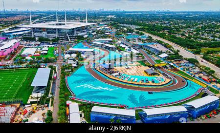 Miami Gardens, FL, USA. 3. Mai 2022. Luftaufnahme auf F1 Circuit und Hard Rock Stadium, fast bereit für das Formel 1 Crypto.com Miami Grand Prix Wochenende am 6-8 2022. Mai. Miami wird der Austragungsort der Weltmeisterschaft F1 in den Vereinigten Staaten von 11.. Kredit: Yaroslav Sabitov/YES Market Media/Alamy Live Nachrichten Stockfoto