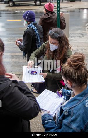 Detroit, Michigan USA - 3. Mai 2022 - Frauenrechtler versammelten sich vor dem Bundesgericht, um Abtreibung legal zu halten. Während der Kundgebung unterzeichneten Frauen Petitionen, um das Recht auf Abtreibung in die Verfassung von Michigan aufzunehmen, was Abtreibung im Staat legal halten würde, selbst wenn der Oberste Gerichtshof Roe v. Wade umkippt. Ein durchgesickert Entwurf einer Stellungnahme des Obersten Gerichtshofs deutet darauf hin, dass das Gericht wahrscheinlich diese Entscheidung, die im Jahr 1973 die meisten Abtreibungen legalisierte, umkehren wird. Stockfoto