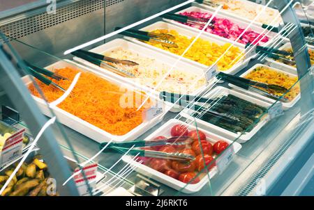 Auswahl an eingelegten Salaten zum Verkauf Stockfoto