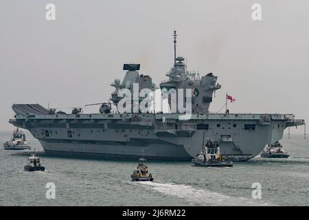 HMS Queen Elizabeth (R08) verließ Portsmouth, Großbritannien, am 3.. Mai 2022 zum Seetraining, mit Hubschraubern von Merlin und Wildcat an Deck. Stockfoto