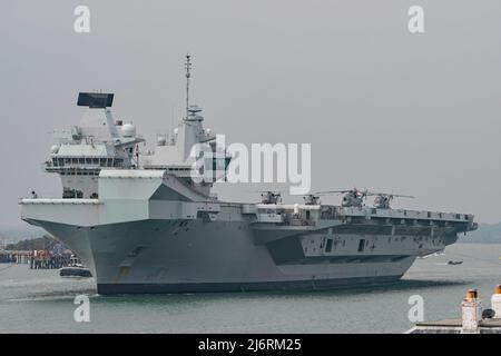 HMS Queen Elizabeth (R08) verließ Portsmouth, Großbritannien, am 3.. Mai 2022 zum Seetraining, mit Hubschraubern von Merlin und Wildcat an Deck. Stockfoto