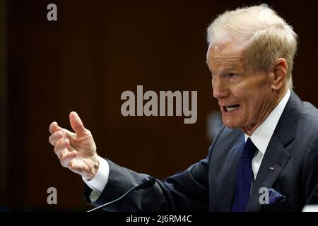 (220503) -- WASHINGTON, 3. Mai 2022 (Xinhua) -- Der NASA-Administrator Bill Nelson nimmt am 3. Mai 2022 an einer Anhörung des Unterausschusses des US-Senatsausschusses mit dem Titel „Eine Überprüfung des Finanzjahres 2023 des Präsidenten für die National Aeronautics and Space Administration und die National Science Foundation“ auf dem Capitol Hill in Washington, D.C., USA, Teil. (Foto von Ting Shen/Xinhua) Stockfoto