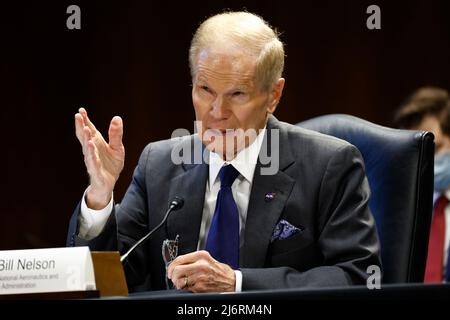 (220503) -- WASHINGTON, 3. Mai 2022 (Xinhua) -- Der NASA-Administrator Bill Nelson nimmt am 3. Mai 2022 an einer Anhörung des Unterausschusses des US-Senatsausschusses mit dem Titel „Eine Überprüfung des Finanzjahres 2023 des Präsidenten für die National Aeronautics and Space Administration und die National Science Foundation“ auf dem Capitol Hill in Washington, D.C., USA, Teil. (Foto von Ting Shen/Xinhua) Stockfoto