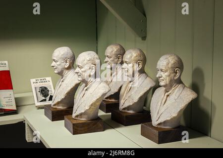 Okt 23 2012 Johnson City Texas USA - Büsten von Präsident Lyndon Johnson, die er als Geschenke verschenkt hat, die in einem Schrank auf seiner Texas Ranch aufbewahrt werden Stockfoto