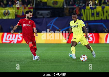 Pervis EstupiÃ±an (Villarreal CF) in Aktion, gefolgt von Mohamed Salah (Liverpool FC) während des FC Villarreal gegen Liverpool FC, UEFA Champions League Fußballspiels im spanischen Vilareal, Mai 03 2022 Stockfoto