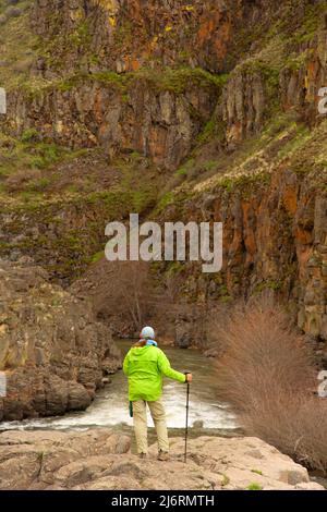 Wanderer im Canyon, White River Falls State Park, White Wild und Scenic River, Oregon Stockfoto