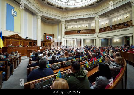 3. Mai 2022, Kiew, Ukraine: Der britische Premierminister BORIS JOHNSON hält per Videokonferenz eine Rede vor dem ukrainischen Parlament, in der er den Krieg als „die schönste Stunde der Ukraine“ bezeichnet. Der ukrainische Präsident WOLODYMYR ZELENSKYY nahm an der Sondersitzung der Werchowna Rada oder des parlaments Teil. Johnson ist der erste Weltführer, der seit Kriegsbeginn vor dem parlament sprechen wird. (Bild: © Ukraine Presidency/ZUMA Press Wire Service/ZUMAPRESS.com) Stockfoto