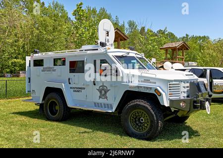 In Montgomery Alabama wird ein gepanzerter SWAT oder ein taktischer Einsatzwagen der Polizei oder der Strafverfolgungsbehörde ausgestellt, der als bearcat bekannt ist. Stockfoto