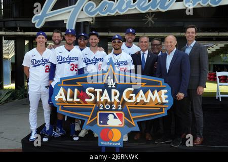 Los Angeles Dodgers Spieler Walker Buehler (21), Clayton Kershaw (22), Cody Bellinger (35), Justin Turner (10), TREA Turner (6), Mookie Betts (5) und Freddie Freeman (5) posieren mit dem Bürgermeister von Los Angeles Eric Garcetti, dem Stadtrat von Los Angeles, Gil Cedillo, dem Präsidenten der Dodgers Stan Kasten und dem Leiter der MLB Operations und Strategie Officer Chris Marinak während einer Veranstaltung, um den Countdown zur MLB All-Star Week am Dienstag, den 3. Mai 2022, im Dodger Stadium in Los Angeles offiziell zu starten. Das All-Star Game wird voraussichtlich am 19. Juli ausgetragen. Stockfoto