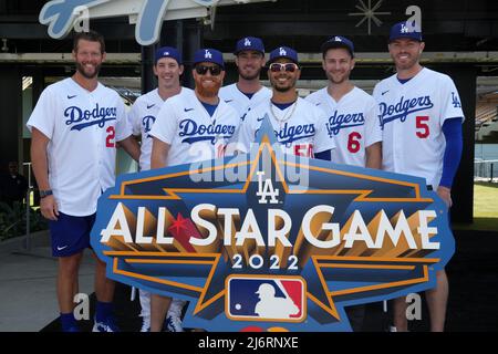 Los Angeles Dodgers Spieler Clayton Kershaw (21), Walker Buehler (21), Justin Turner (10), Cody Bellinger (35), Mookie Betts (50), TREA Turner (6) und Freddie Freeman (5) posieren während einer Veranstaltung, um offiziell den Countdown zur MLB All-Star Week am Dienstag, den 3. Mai 2022, im Dodger Stadium in Los Angeles zu starten. Das All-Star Game wird voraussichtlich am 19. Juli ausgetragen. Stockfoto