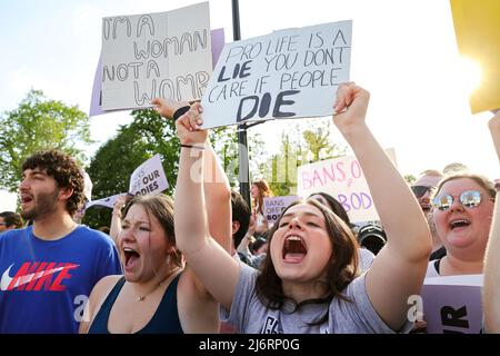 Am Dienstag, den 3. Mai 2022, versammeln sich Demonstranten vor dem Gebäude des Obersten Gerichtshofs in Washington D.C., um Abtreibungsrechte zu unterstützen. Am Montag, dem 2. Mai 2022, lief ein Entwurf einer Entscheidung des Obersten Gerichtshofs durch, der nahelegte, den Fall Roe v. Wade aus dem Jahr 1973, der ein Recht auf Abtreibung in den Vereinigten Staaten begründete, zu kicken. Stockfoto