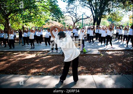 Ältere Kubanerin macht Gruppenübungen in einem Park im Vedado-Teil von Havanna, Kuba. Stockfoto