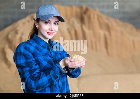 Porträt einer Bäuerin mit einer Handvoll Futter Stockfoto