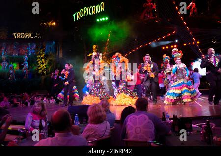 Weltbekannte Tropicana-Tänzer treten auf der Show in Havanna, Kuba, auf. Stockfoto