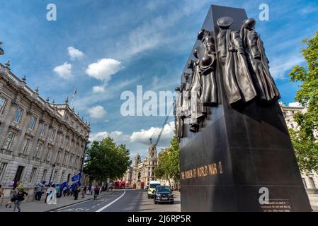 Central London, England, Vereinigtes Königreich-August 21 2019: Das Denkmal für die Frauen, die im Zweiten Weltkrieg gedient haben, steht gegenüber der Downing Street, neben dem Stockfoto