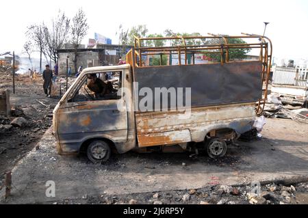 Ein weiterer tragischer Feuervorfall in Islamabad ereignete sich in Sabzi Mandi, wo Dutzende Geschäfte und Hütten zu Asche verbrannt wurden. Nach Angaben der Polizei brach das Feuer zuerst im Gras aus und breitete sich aus, sobald es durch starke Winde gesehen wurde. Das Feuer verschlang die umliegenden Geschäfte und Hütten. Acht Rettungs- und Feuerwehrfahrzeuge lösten den Brand nach zwei Stunden harter Arbeit aus. Der durch den Brand verursachte Schaden wurde noch nicht ermittelt. (Foto von Raja Imran / Pacific Press) Stockfoto