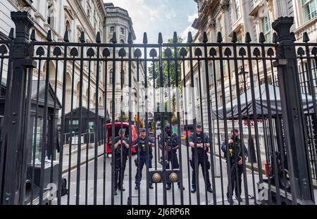 Central London, England, Vereinigtes Königreich-August 21 2019: Bewaffnete Metropolitan-Polizisten stehen hinter verschlossenen eisernen Toren und bewachen den Straßenleadi Stockfoto