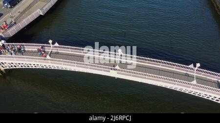 Berühmte Ha Penny Bridge in Dublin von oben Stockfoto